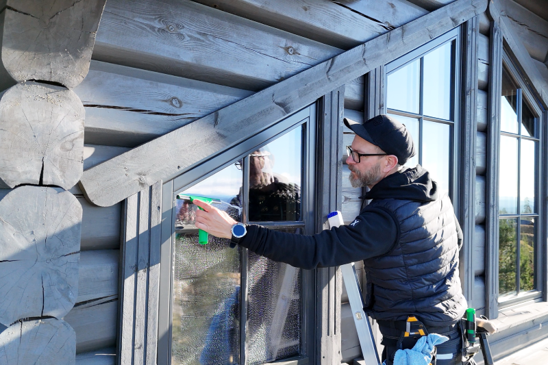 Fönsterputs på ett Forsgrens Timmerhus i Idre Himmelfjäll