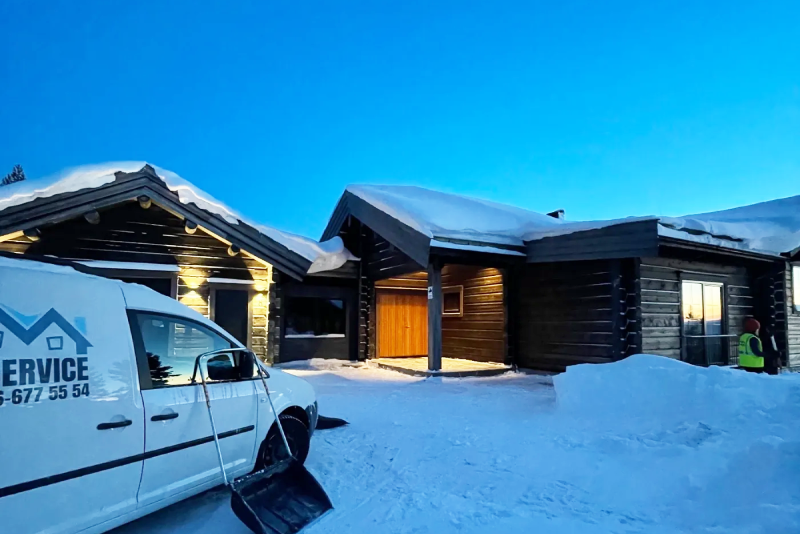 Snöröjning vid ett fjällhus på Idre Himmelfjäll